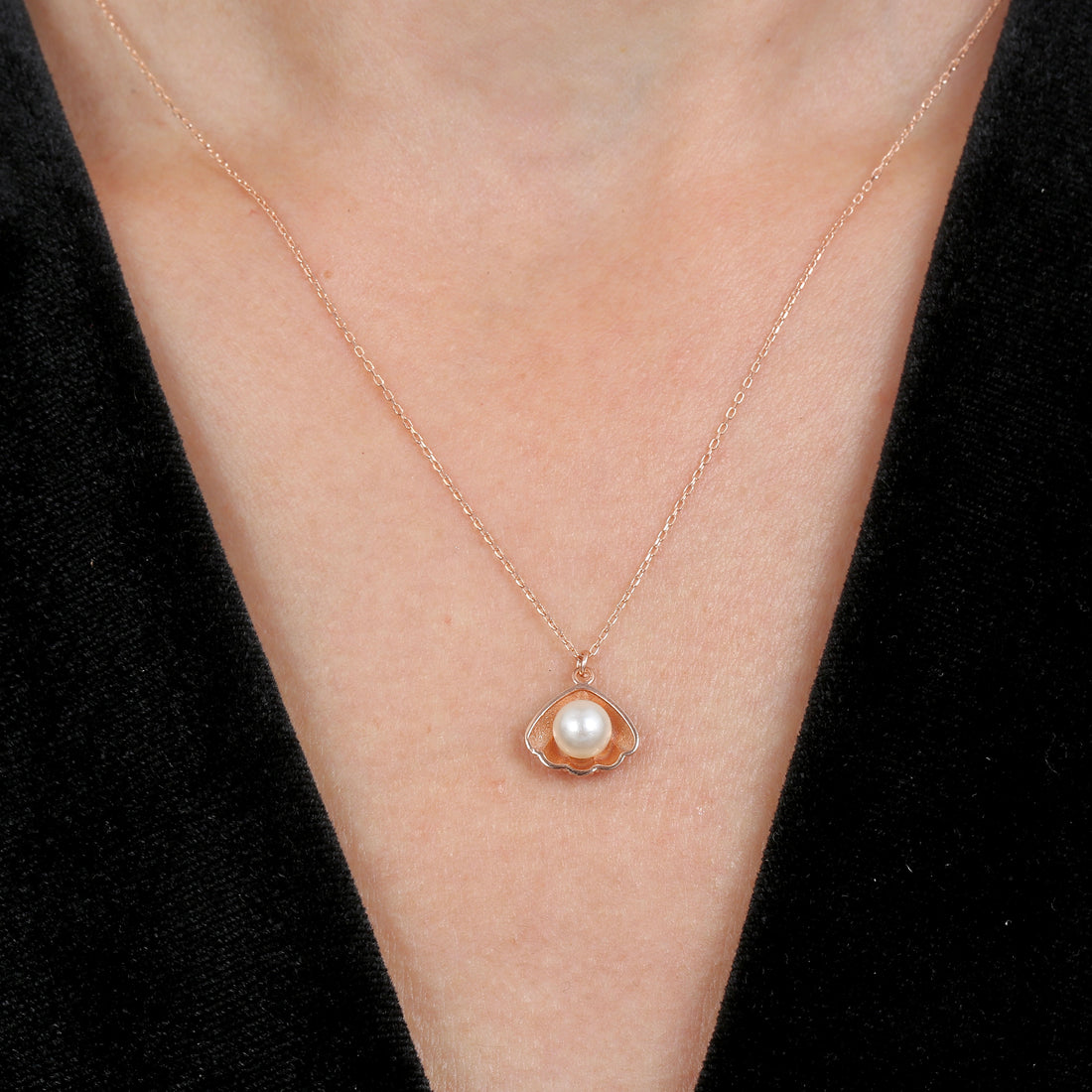 Sparkling Oyster Necklace in Rose Gold