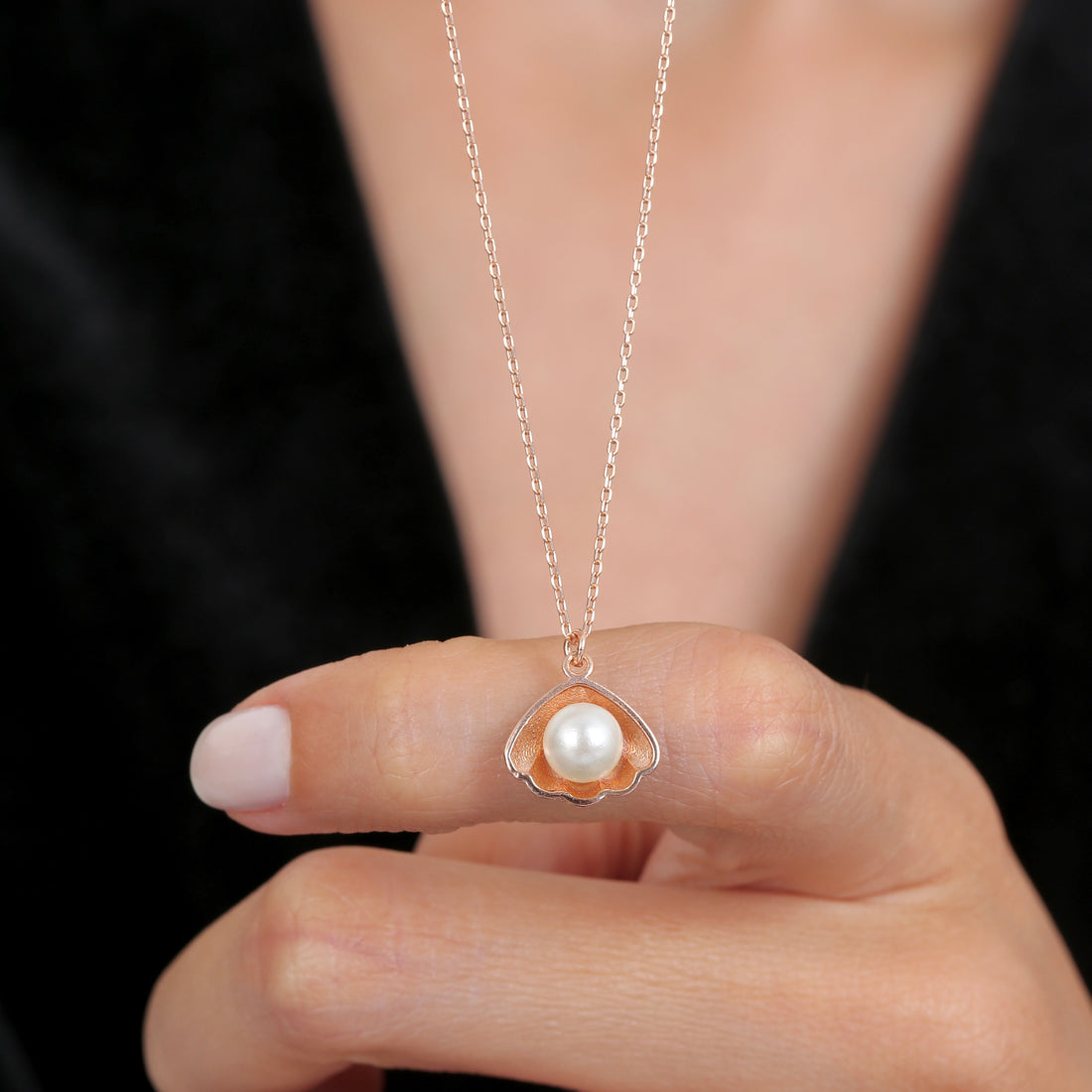 Sparkling Oyster Necklace in Rose Gold