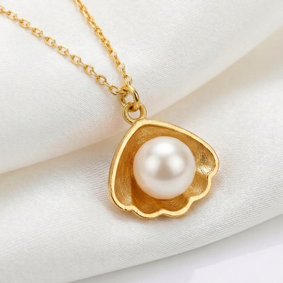Sparkling Oyster Necklace in Gold