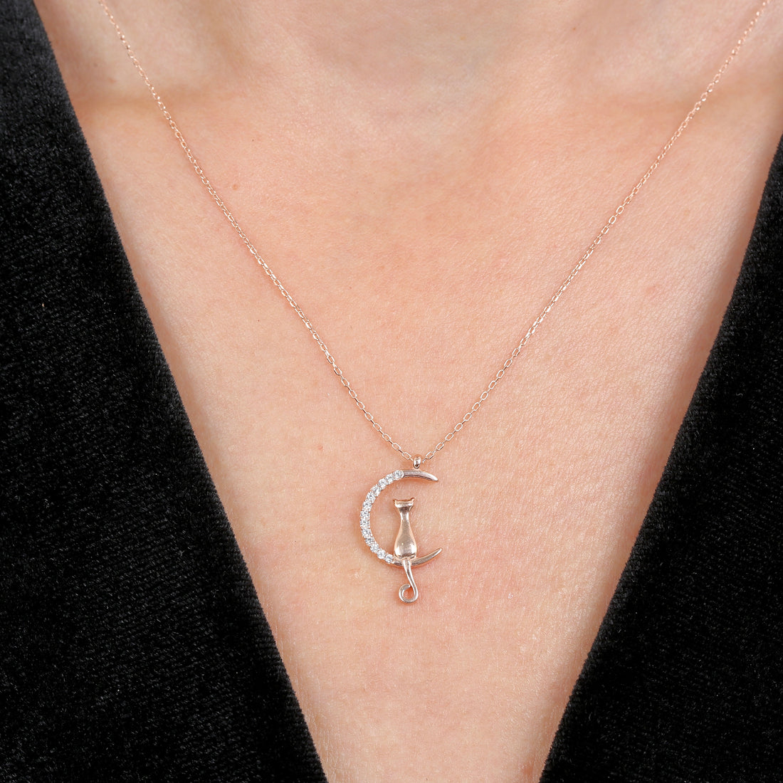 Sparkling Curious Cat Necklace In Rose Gold