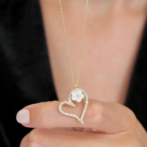 Serene Heart Bloom Necklace In Gold