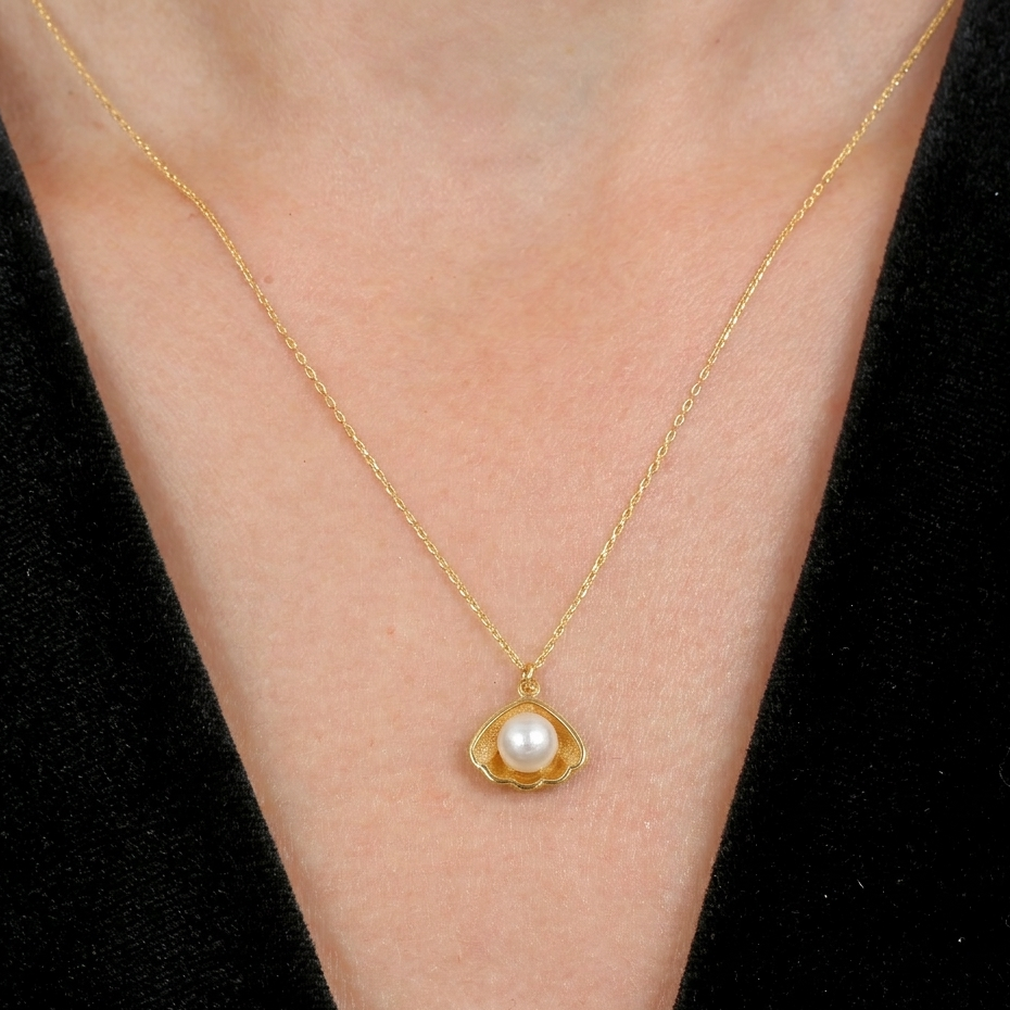 Sparkling Oyster Necklace in Gold