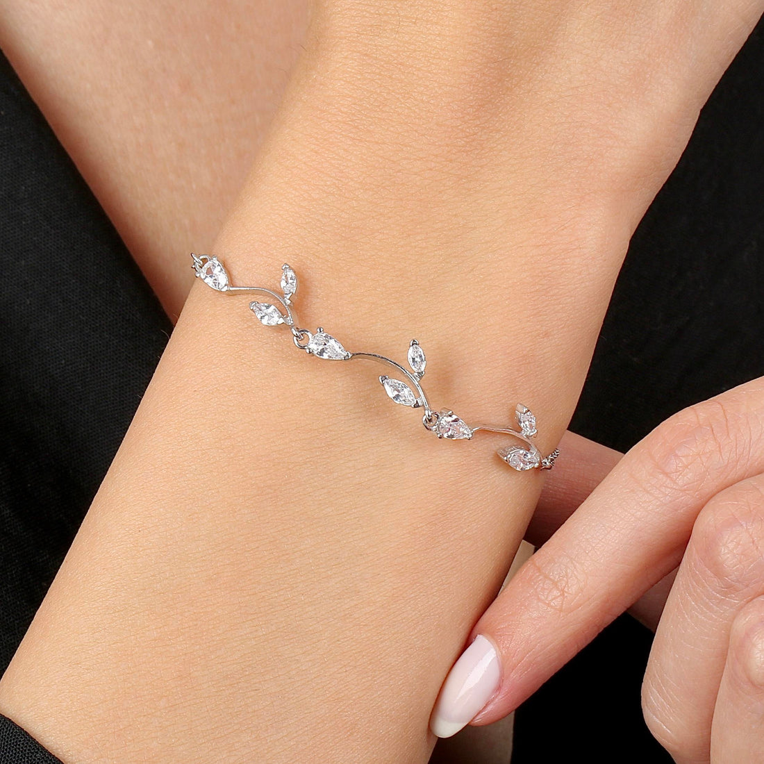 Sparkling Leaf Bracelet in Silver